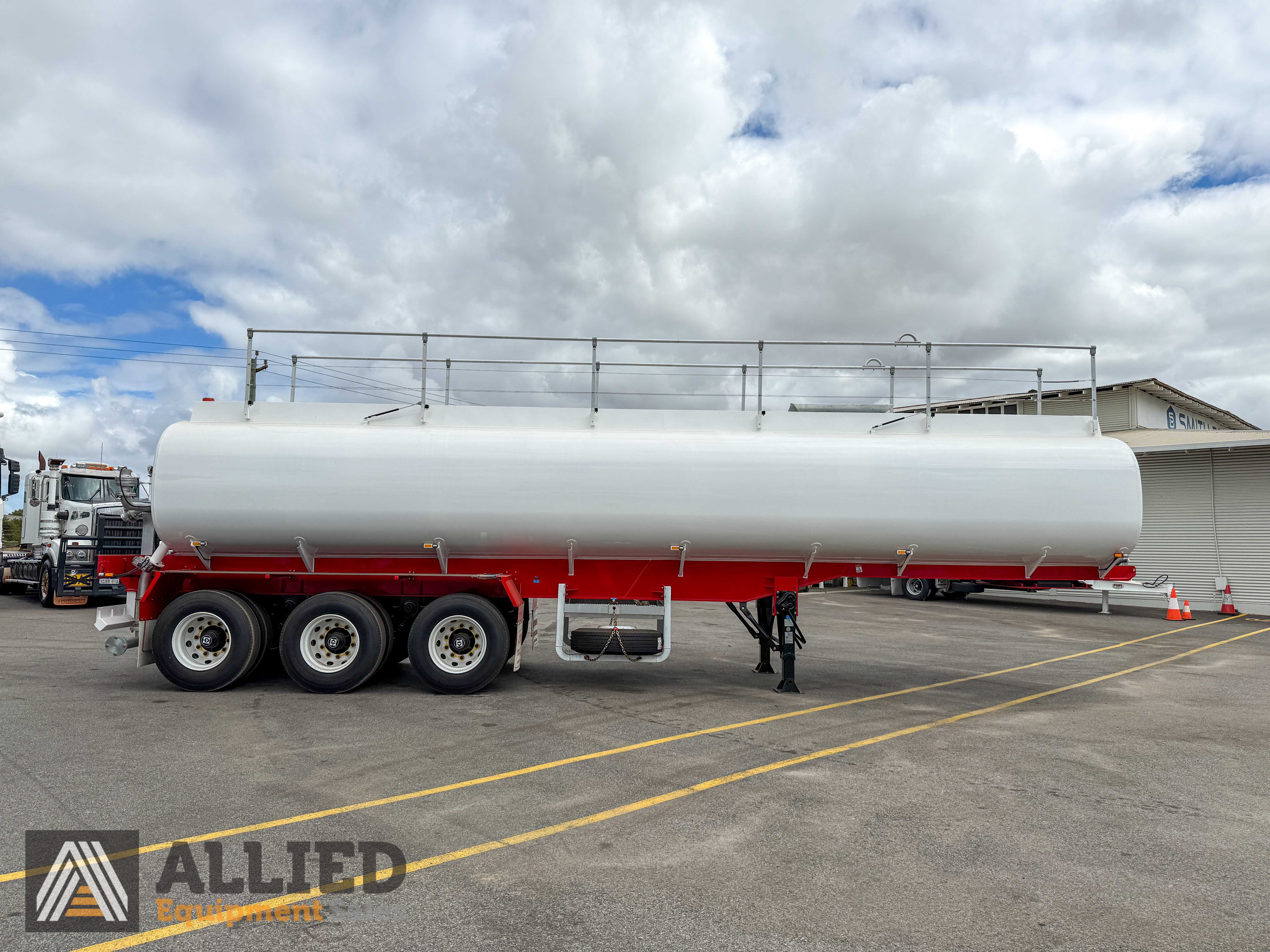 NEW 2025 JAMIESON TRI AXLE WATER TANKER TRAILER