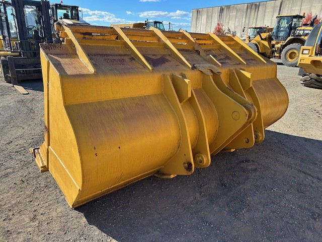 GP BUCKET WITH TEETH TO SUIT A CAT 966/972 WHEEL LOADER