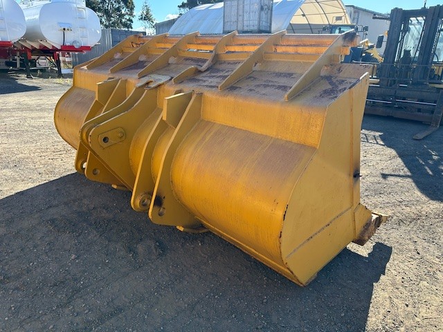 GP BUCKET WITH TEETH TO SUIT A CAT 966/972 WHEEL LOADER
