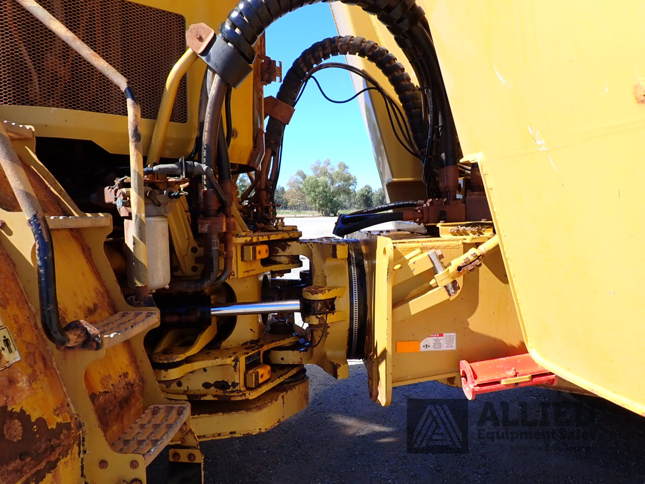 2019 CATERPILLAR 740GC ARTICULATED WATER TRUCK