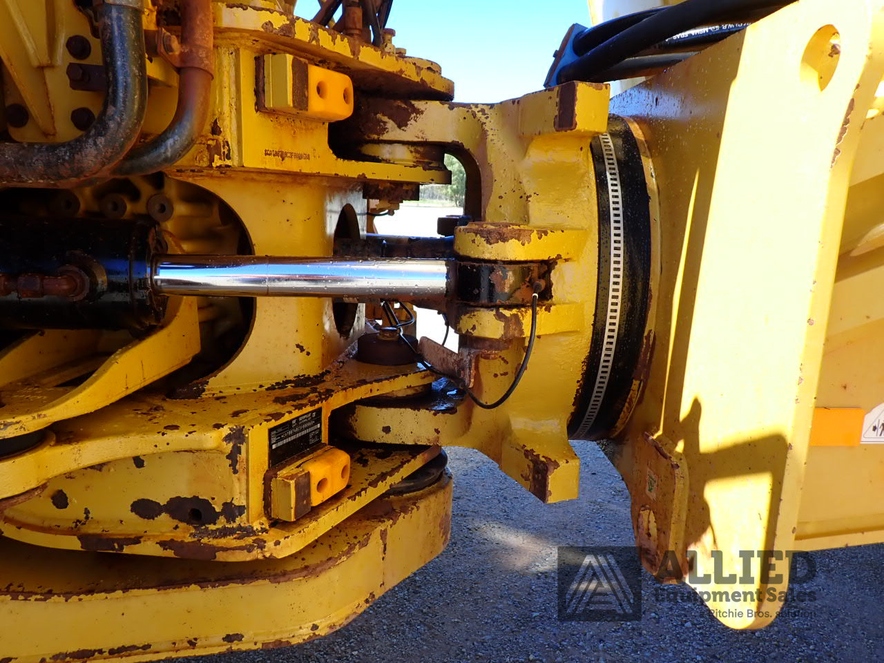 2019 CATERPILLAR 740GC ARTICULATED WATER TRUCK