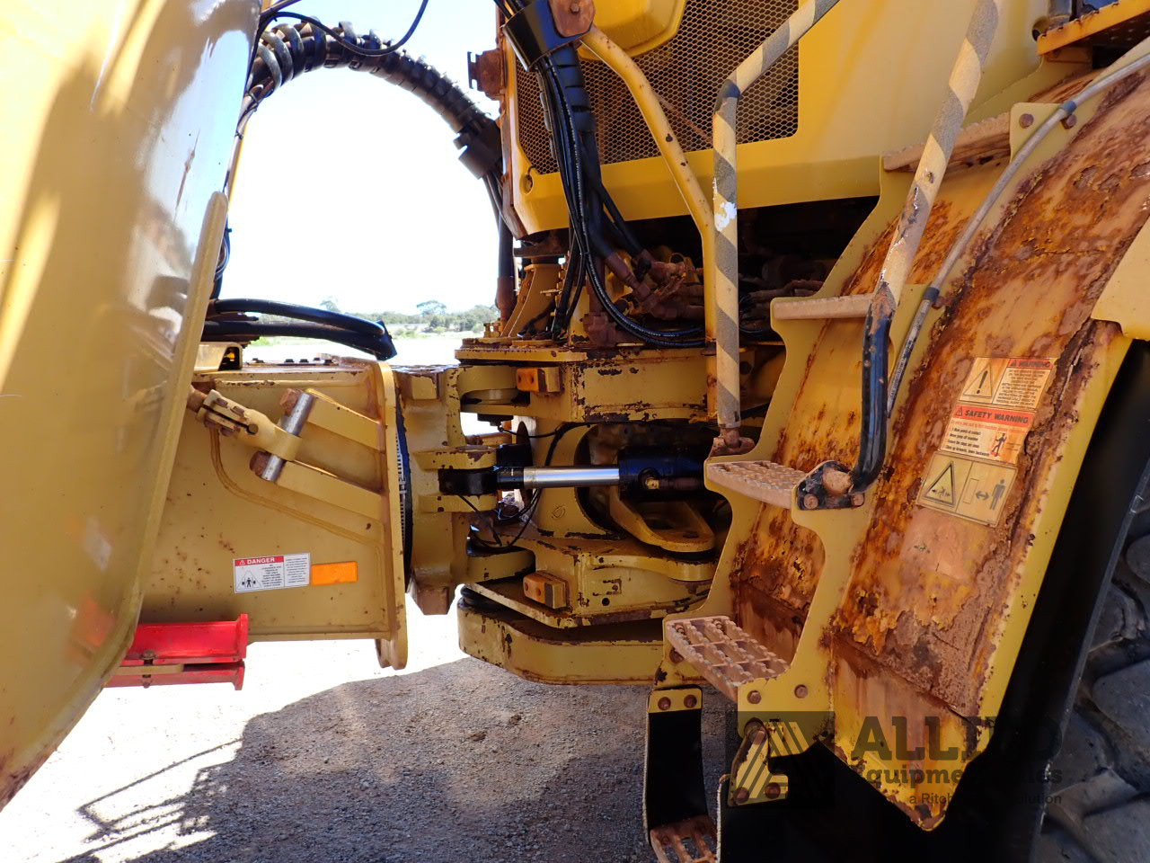 2019 CATERPILLAR 740GC ARTICULATED WATER TRUCK