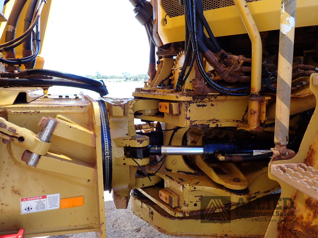 2019 CATERPILLAR 740GC ARTICULATED WATER TRUCK