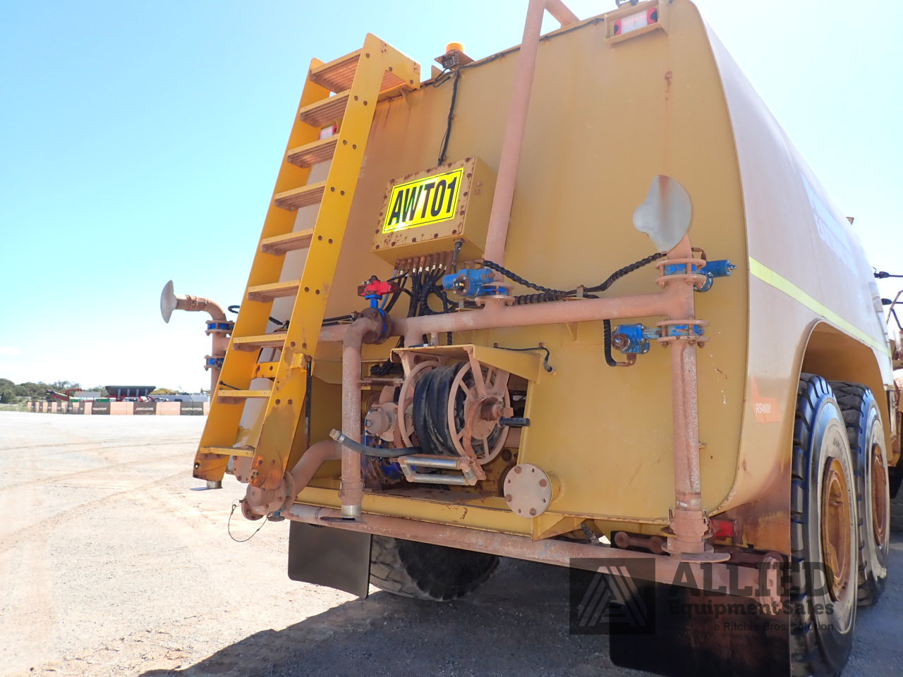 2019 CATERPILLAR 740GC ARTICULATED WATER TRUCK